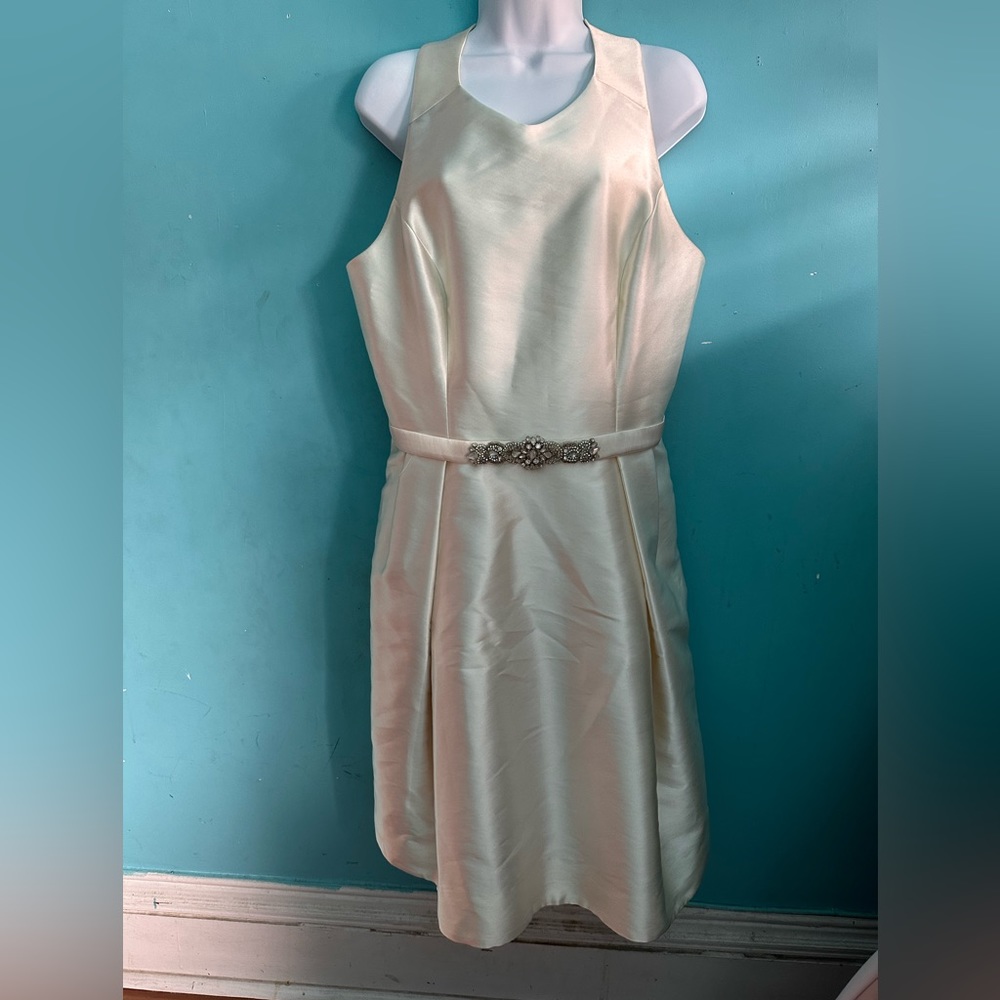 Beautiful off white dress. Perfect for wedding
